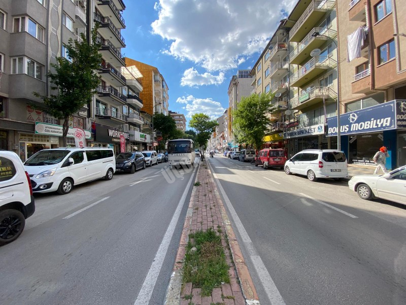 * AFYON ÜÇOK EMLAKTAN KURTULUŞ CADDESİ 300M² İŞLEK CADDE ÜZERİ KİRALIK DÜKKAN * 