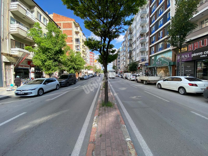 * AFYON ÜÇOK EMLAKTAN KURTULUŞ CADDESİ 300M² İŞLEK CADDE ÜZERİ KİRALIK DÜKKAN * 