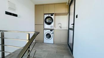KARŞIYAKA'DA AKILLI EV SİSTEMLİ TRİPLEKS DAİRE | 150 m² TOPLAM ALAN | DENİZ & DAĞ MANZARASI | ORTAK HAVUZ
