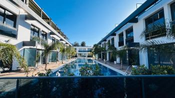  KARŞIYAKA'DA AKILLI EV SİSTEMLİ TRİPLEKS DAİRE | 150 m² TOPLAM ALAN | DENİZ & DAĞ MANZARASI | ORTAK HAVUZ