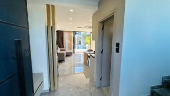 KARŞIYAKA'DA AKILLI EV SİSTEMLİ TRİPLEKS DAİRE | 150 m² TOPLAM ALAN | DENİZ & DAĞ MANZARASI | ORTAK HAVUZ