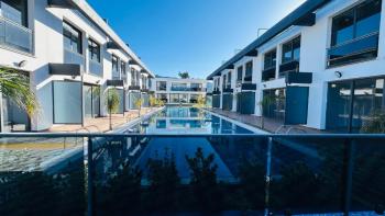 KARŞIYAKA'DA AKILLI EV SİSTEMLİ TRİPLEKS DAİRE | 150 m² TOPLAM ALAN | DENİZ & DAĞ MANZARASI | ORTAK HAVUZ