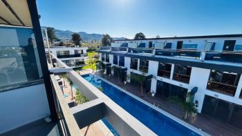 KARŞIYAKA'DA AKILLI EV SİSTEMLİ TRİPLEKS DAİRE | 150 m² TOPLAM ALAN | DENİZ & DAĞ MANZARASI | ORTAK HAVUZ