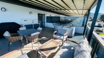 KARŞIYAKA'DA AKILLI EV SİSTEMLİ TRİPLEKS DAİRE | 150 m² TOPLAM ALAN | DENİZ & DAĞ MANZARASI | ORTAK HAVUZ
