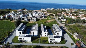 KARŞIYAKA'DA AKILLI EV SİSTEMLİ TRİPLEKS DAİRE | 150 m² TOPLAM ALAN | DENİZ & DAĞ MANZARASI | ORTAK HAVUZ