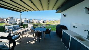 KARŞIYAKA'DA AKILLI EV SİSTEMLİ TRİPLEKS DAİRE | 150 m² TOPLAM ALAN | DENİZ & DAĞ MANZARASI | ORTAK HAVUZ