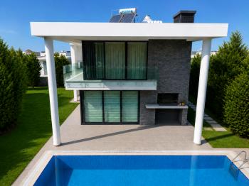 Girne Ozanköy'de Türk Tapulu, Özel Yüzme Havuzlu Lüks 3+1 Modern Villa