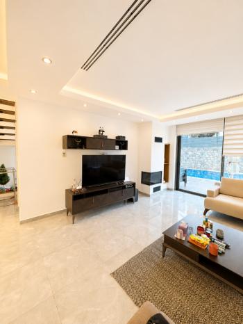Girne Ozanköy'de Türk Tapulu, Özel Yüzme Havuzlu Lüks 3+1 Modern Villa