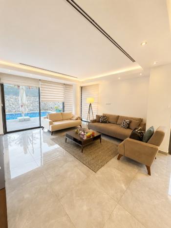 Girne Ozanköy'de Türk Tapulu, Özel Yüzme Havuzlu Lüks 3+1 Modern Villa