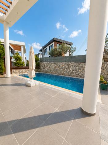 Girne Ozanköy'de Türk Tapulu, Özel Yüzme Havuzlu Lüks 3+1 Modern Villa
