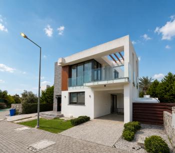 Girne Ozanköy'de Türk Tapulu, Özel Yüzme Havuzlu Lüks 3+1 Modern Villa