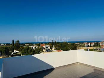 Kıbrıs Girne Lapta nın Sonunda  Ana Caddeye 50 m Deniz Manzaralı Özel Teraslı 1+1 Yeni  Daire