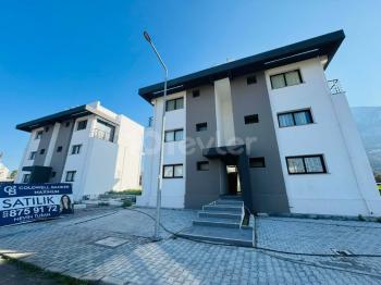 Kıbrıs Girne Lapta nın Sonunda  Ana Caddeye 50 m Deniz Manzaralı Özel Teraslı 1+1 Yeni  Daire