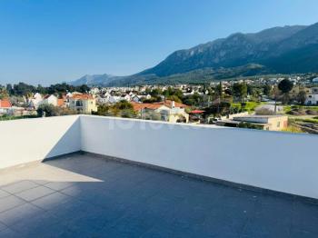Kıbrıs Girne Lapta nın Sonunda  Ana Caddeye 50 m Deniz Manzaralı Özel Teraslı 1+1 Yeni  Daire