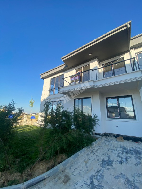 AFYON ÜÇOK EMLAKTAN ERTUĞRUL GAZİ MAH SATILIK 4+1 LÜX SIFIR GENİŞ DAİRE
