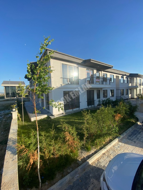 AFYON ÜÇOK EMLAKTAN ERTUĞRUL GAZİ MAH SATILIK 4+1 LÜX SIFIR GENİŞ DAİRE