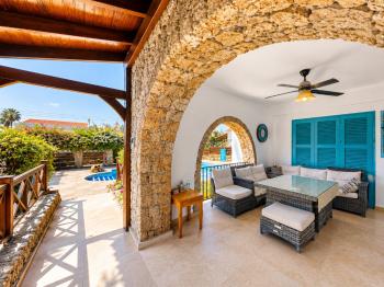Girne Çatalköy'de Satılık 4+1 Havuzlu Villa