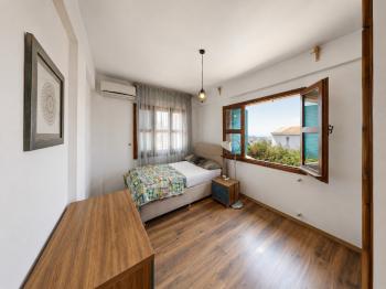 Girne Çatalköy'de Satılık 4+1 Havuzlu Villa