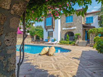 Girne Çatalköy'de Satılık 4+1 Havuzlu Villa
