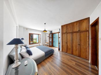 Girne Çatalköy'de Satılık 4+1 Havuzlu Villa