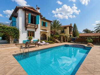 Girne Çatalköy'de Satılık 4+1 Havuzlu Villa