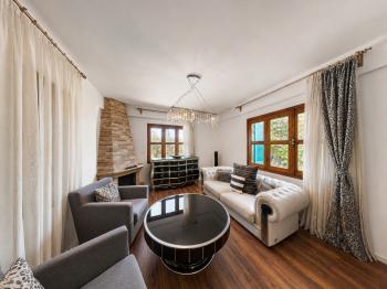Girne Çatalköy'de Satılık 4+1 Havuzlu Villa