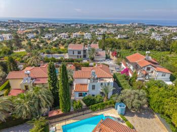 Girne Çatalköy'de Satılık 4+1 Havuzlu Villa