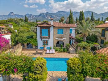 Girne Çatalköy'de Satılık 4+1 Havuzlu Villa