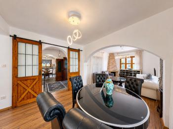 Girne Çatalköy'de Satılık 4+1 Havuzlu Villa