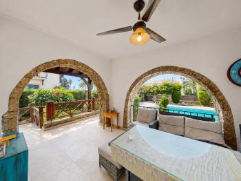 Girne Çatalköy'de Satılık 4+1 Havuzlu Villa