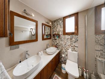 Girne Çatalköy'de Satılık 4+1 Havuzlu Villa