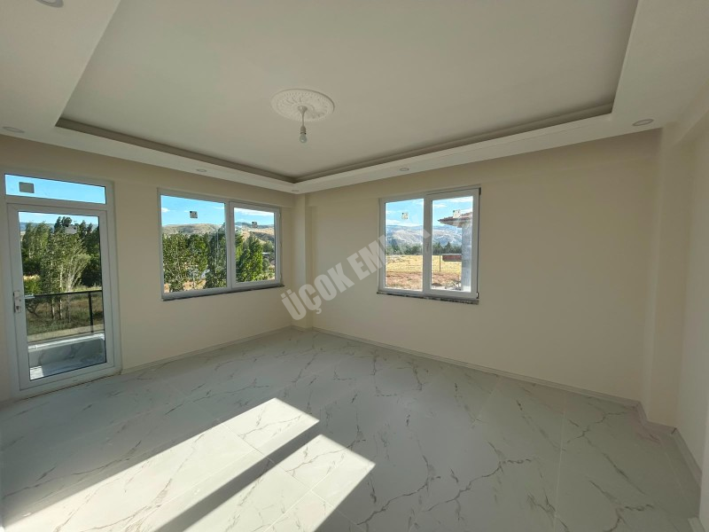 * AFYON ÜÇOK EMLAKTAN MAREŞAL FEVZİ ÇAKMAK MAH 2+1 79M² SIFIR LÜX EBEVEYN BANYOLU SATILIK DAİRE * 