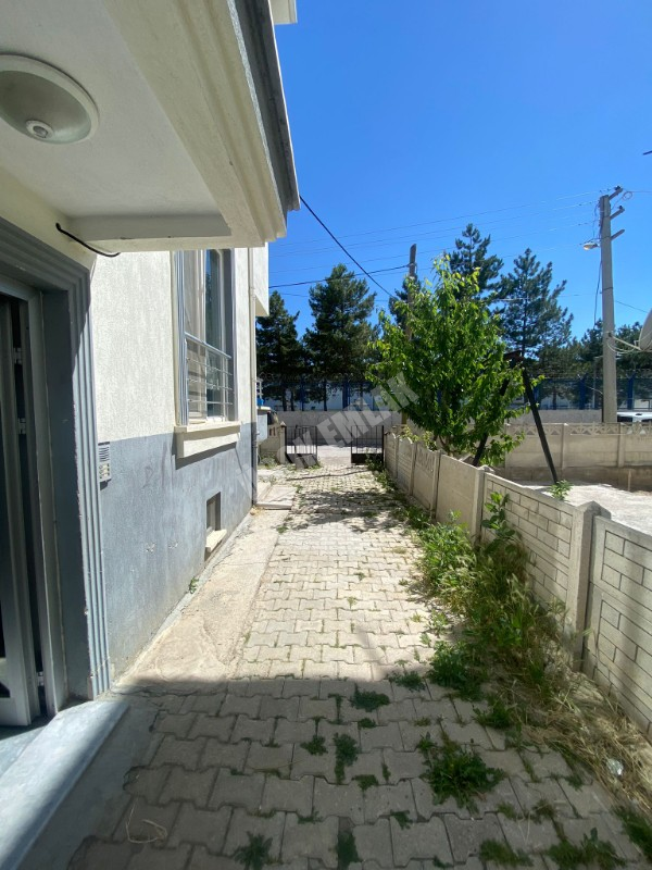 AFYON ÜÇOK EMLAKTAN SAHİPATA MAH SATILIK SIFIR AYARINDA LÜX 2+1 DAİRE