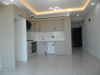 RESMİ KURUMLARA VE ÜNİVERSİTEYE YAKIN 1+1 AMERİKAN MUTFAKLI KİRALIK DAİRE 