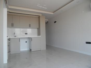 RESMİ KURUMLARA VE ÜNİVERSİTEYE YAKIN 1+1 AMERİKAN MUTFAKLI KİRALIK DAİRE 