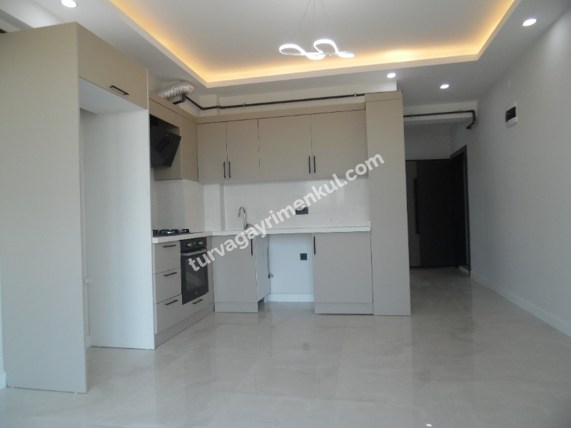 RESMİ KURUMLARA VE ÜNİVERSİTEYE YAKIN 1+1 AMERİKAN MUTFAKLI KİRALIK DAİRE 