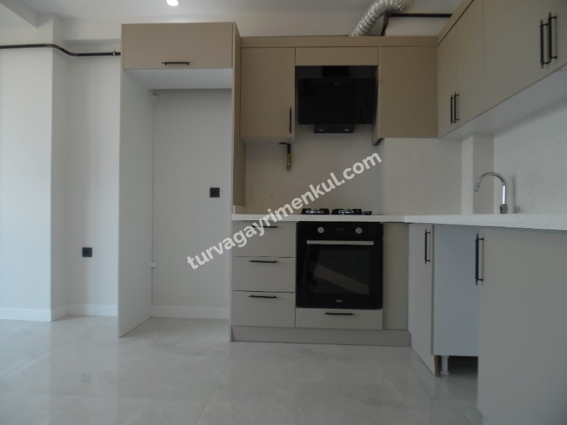 RESMİ KURUMLARA VE ÜNİVERSİTEYE YAKIN 1+1 AMERİKAN MUTFAKLI KİRALIK DAİRE 