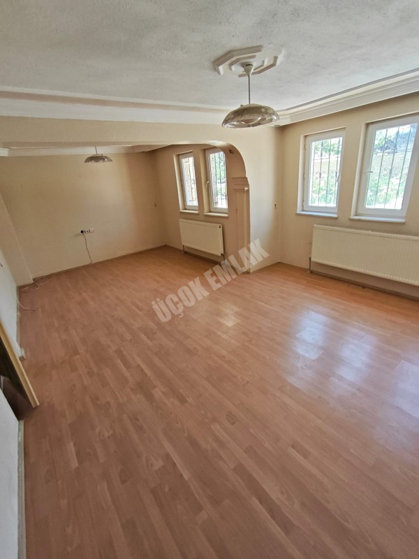 ★ AFYON ÜÇOK EMLAKTAN UYDUKENT OSMANGAZİ MAH 2+1 90M² TEMİZ BAKIMLI KİRALIK DAİRE ★
