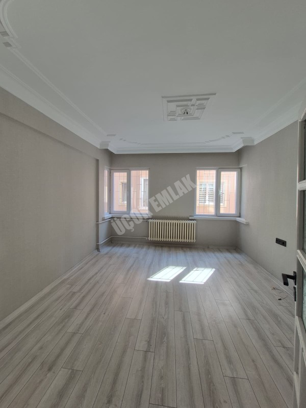 AFYON ÜÇOK EMLAKTAN DUMLUPINAR MAH 4+1 150M² TEMİZ BAKIMLI SATILIK DAİRE 