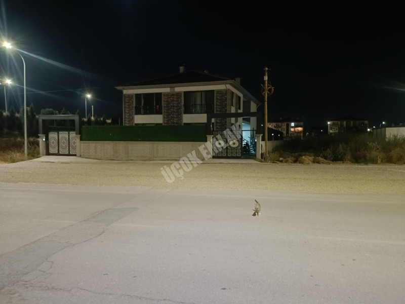 AFYON ÜÇOK EMLAKTAN BEYAZIT MAH 3+1 115M² TEMİZ BAKIMLI GENİŞ SATILIK VİLLA 