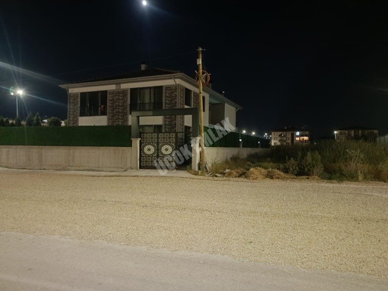 AFYON ÜÇOK EMLAKTAN BEYAZIT MAH 3+1 115M² TEMİZ BAKIMLI GENİŞ SATILIK VİLLA 