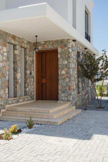 EDREMİT'TE SATILIK SİTE İÇERİSİNDE MÜSTAKİL HAVUZLU DENİZ VE DAĞ MANZARALI YENİ VİLLA