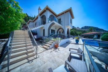 Girne Karşıyaka'da Satılık Lüks Villa 