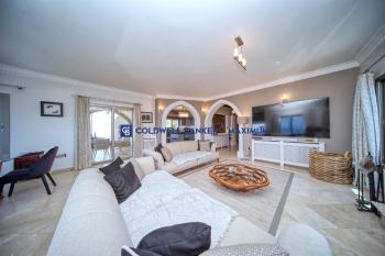 Girne Karşıyaka'da Satılık Lüks Villa 