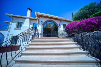Girne Karşıyaka'da Satılık Lüks Villa 