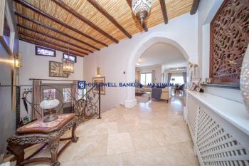 Girne Karşıyaka'da Satılık Lüks Villa 