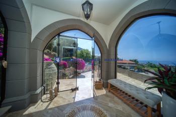 Girne Karşıyaka'da Satılık Lüks Villa 