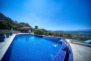 Girne Karşıyaka'da Satılık Lüks Villa 