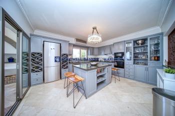 Girne Karşıyaka'da Satılık Lüks Villa 
