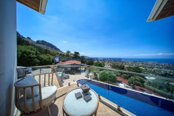 Girne Karşıyaka'da Satılık Lüks Villa 